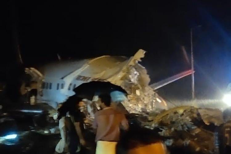 केरलामा विमान दुई टुक्राः दुई पाइलटसहित १७ जनाको मृत्यु