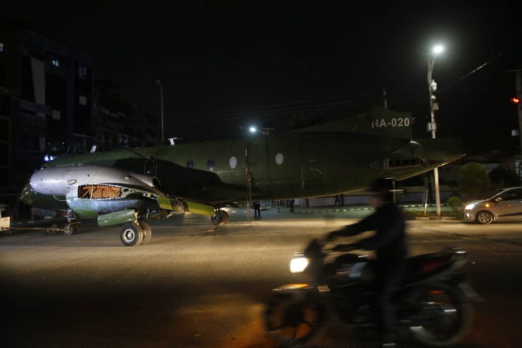 काठमाडौंको सडकमा गुड्यो नेपाली सेनाको एभ्रो विमान (तस्बिरसहित)
