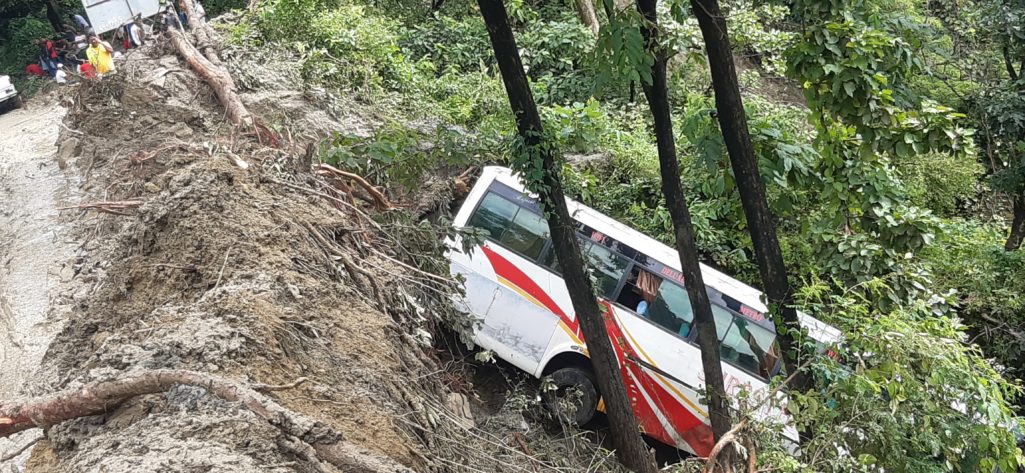 नवलपरासीमा पहिरोले पुरिएर एकको मृत्यु ६ जना घाइते