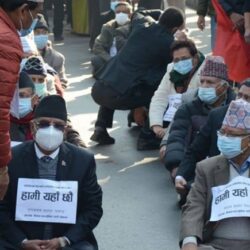 ओलीको कदम विरुद्ध प्रचण्ड- माधप पक्षका नेताहरु सडकमा ओर्लिए