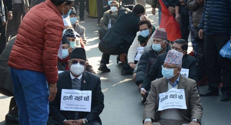 ओलीको कदम विरुद्ध प्रचण्ड- माधप पक्षका नेताहरु सडकमा ओर्लिए