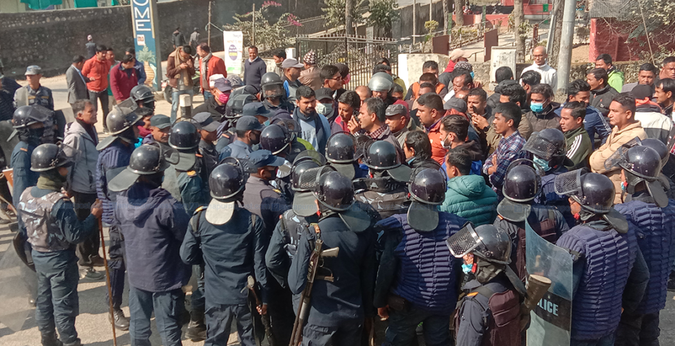 प्रचण्ड–नेपाल समूह र ओली समूहबीच सिन्धुलीमा झडप