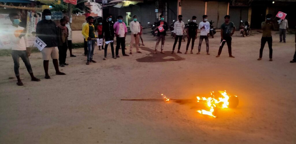 पश्चिम नवलपरासीमा नेविसंघद्धारा राष्ट्रपति र प्रधानमन्त्रीको पुत्ला दहन