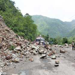 वर्षाले कर्णाली राजमार्ग अवरुद्ध,सयौ यात्रु अलपत्र