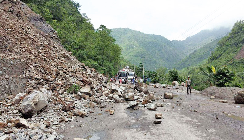 वर्षाले कर्णाली राजमार्ग अवरुद्ध,सयौ यात्रु अलपत्र