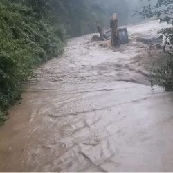 बाढी र पहिरोका कारण हेलम्बु राजमार्ग अवरुद्ध