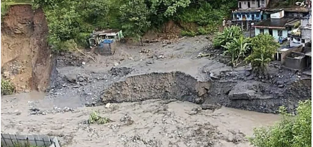 बाढीले घर बगाउँदा दार्चुलामा २ जनाको मृत्यु, ४ जना बेपत्ता