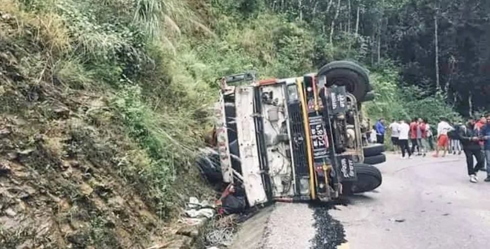 धादिङको हनुमानडाँडा नजिकै ट्रक दुर्घटना हुंदा २ को मृत्यु, ८ जना घाइते