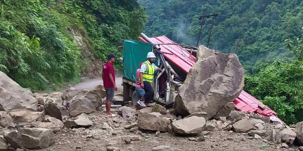 गुडिरहेको जिपमाथि ढुङ्गा खस्दा पाल्पामा तीन जना घाइते