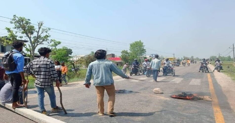 रौतहटमा ट्रकको ठक्करबाट महिलाको मृत्यु, पूर्वपश्चिम राजमार्ग अवरुद्ध