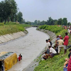 टीकापुरमा स्कुल बस दुर्घटना हुँदा १५ विद्यार्थी घाइते