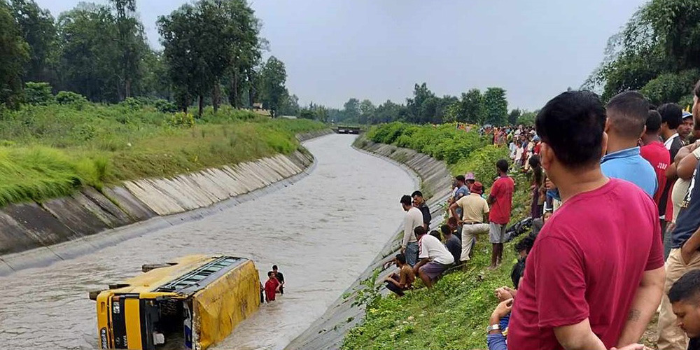 टीकापुरमा स्कुल बस दुर्घटना हुँदा १५ विद्यार्थी घाइते