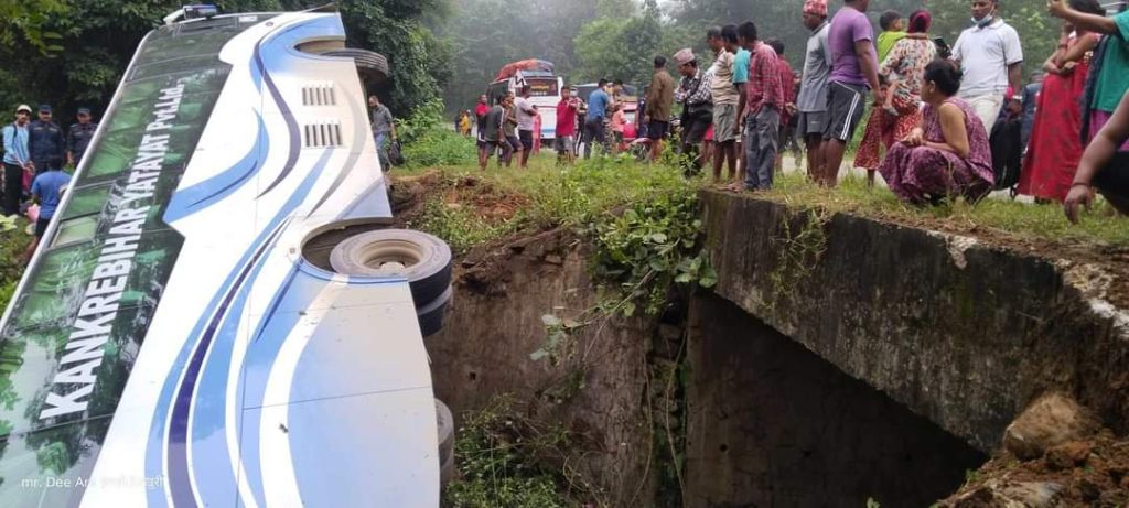 काठमाडौंबाट सुर्खेत जाँदै गरेको बस दाङमा दुर्घटना, १५ जना घाइते