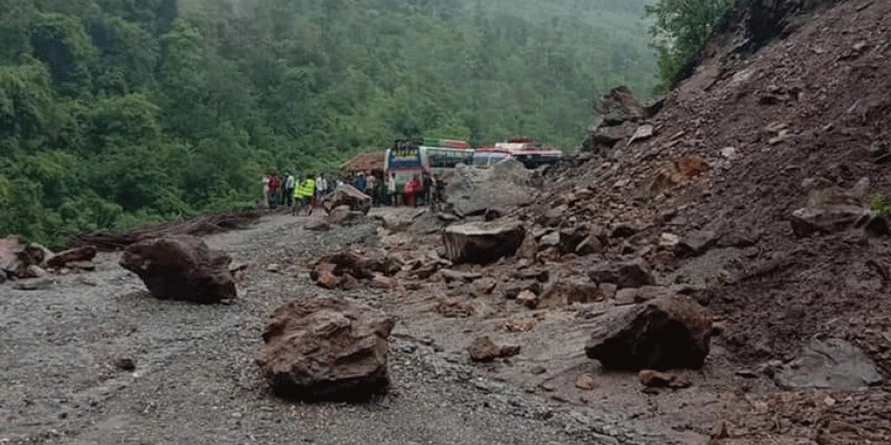 ठाउँठाउँमा पहिरो खस्दा कर्णाली राजमार्गमा आवतजावत ठप्प