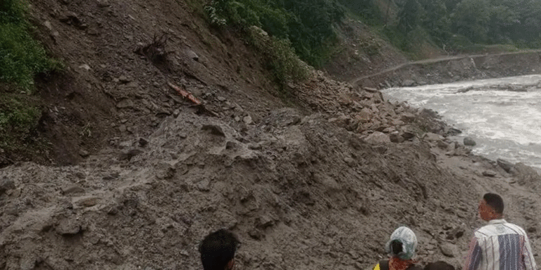 वर्षाका कारण बाढीले सडक बगाउँदा कालीगण्डकी करिडोर अवरुद्ध