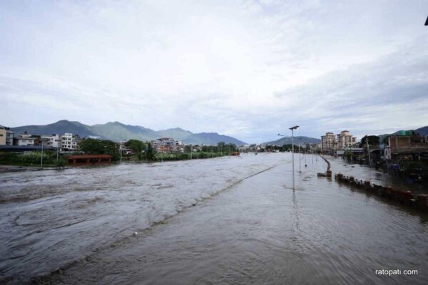 वर्षाका कारण बागमती नदी किनाराका बस्तीहरू डुबानमा