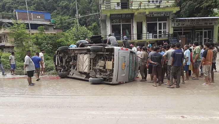 धादिङमा बस दुर्घटना हॅंदा १५ जना घाइते